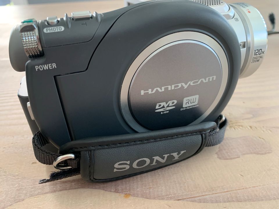 Sony Handycam 4.0 Mega Pixels DCR-DVD505 Video Kamera in Pirmasens