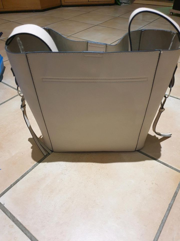 Neue unbenutzte beige Handtasche mit Verzierungen in Bissendorf