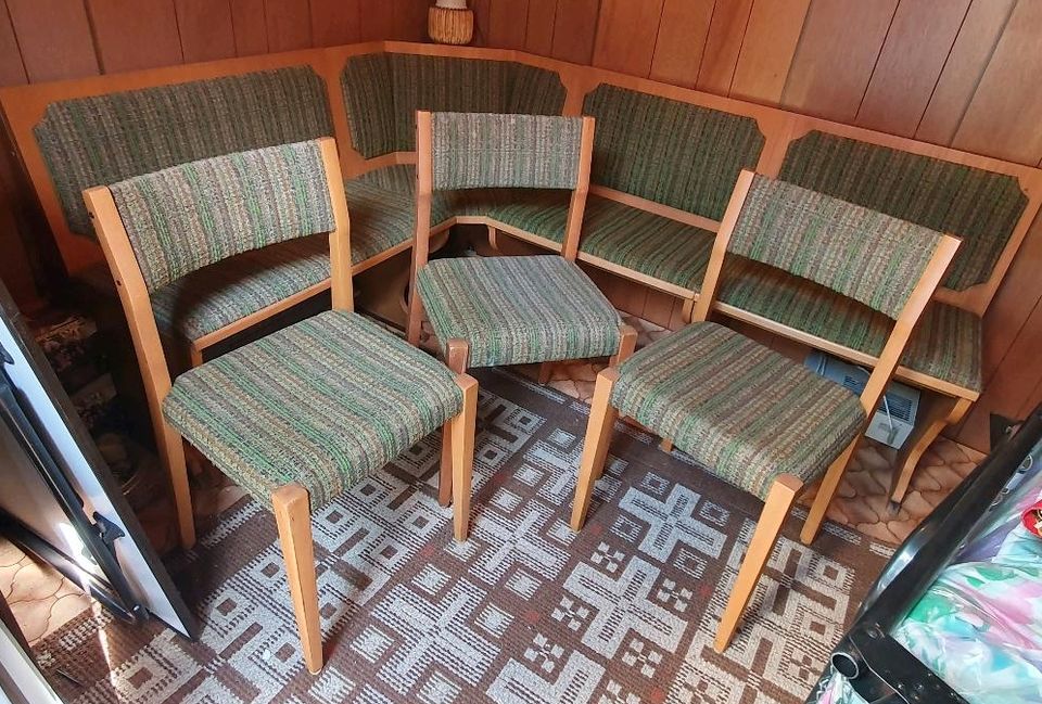 Eckbank mit drei passenden Stühlen Holz + grün Polster in Kelkheim