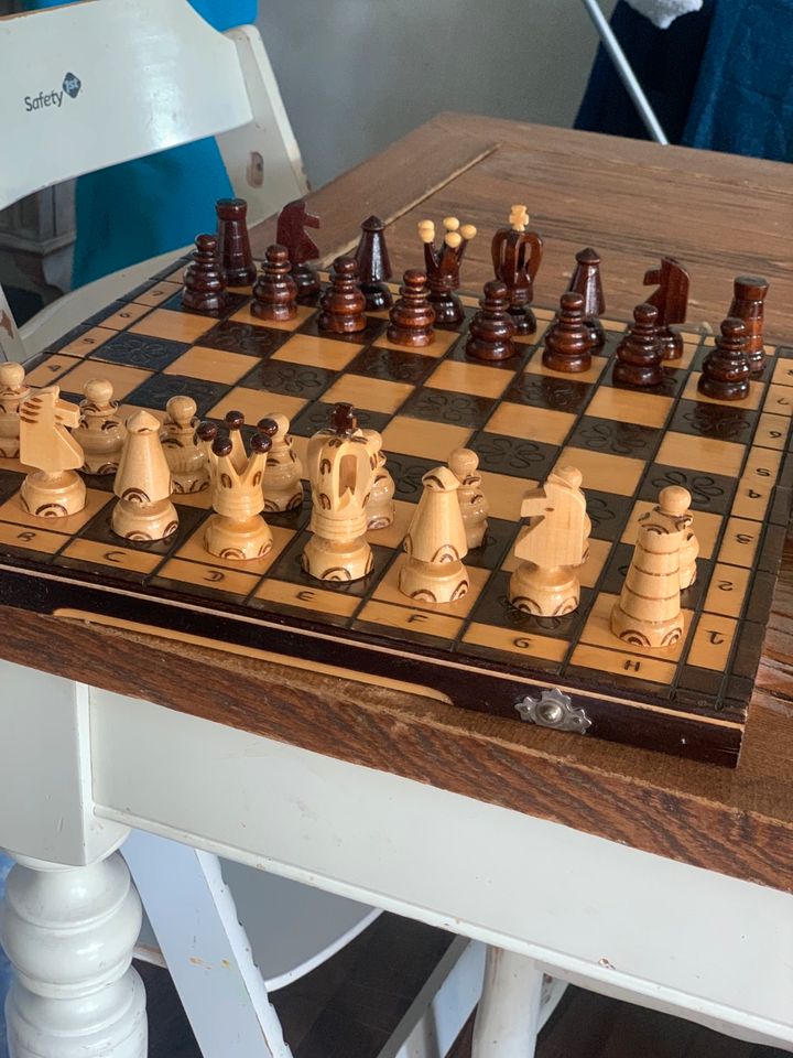 Wunderschönes Schachbrett aus Holz inkls. Figuren + DGT Schachuhr in Berlin