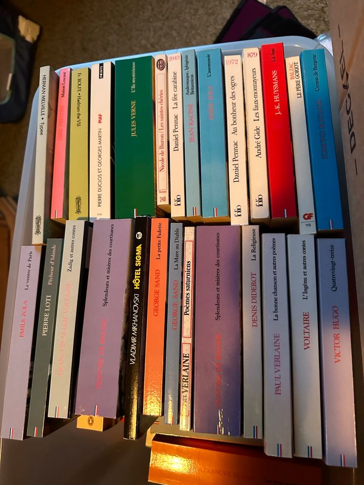 Viele englische und französische Bücher zu je 3 € in Geestland