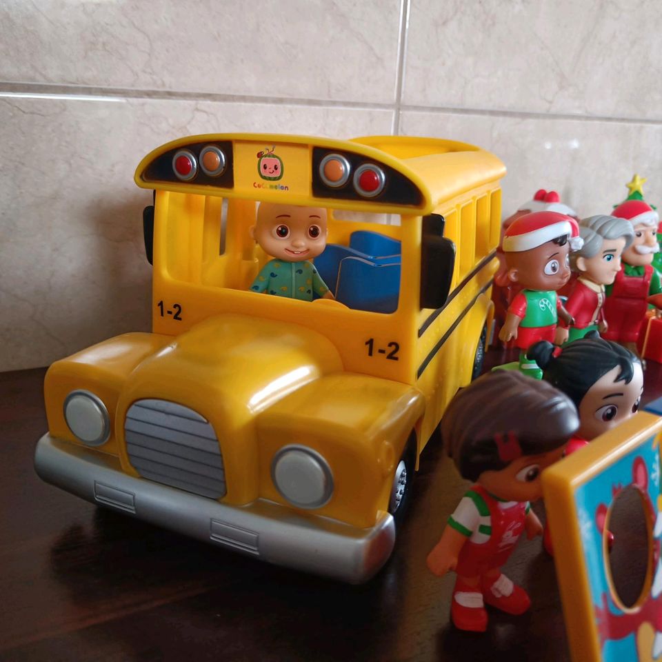 Cocomelon JJ Sammlung Musik Bus und Weihnachten Figuren in Iserlohn