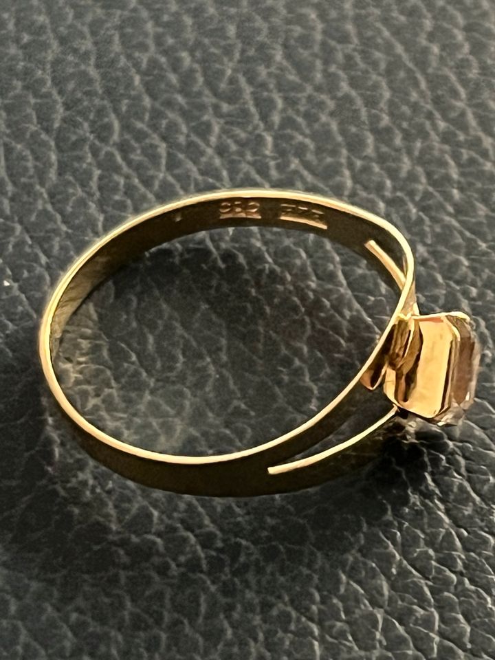 Eleganter Ring aus 14 Karat Gold mit weißem Stein in Wiesbaden