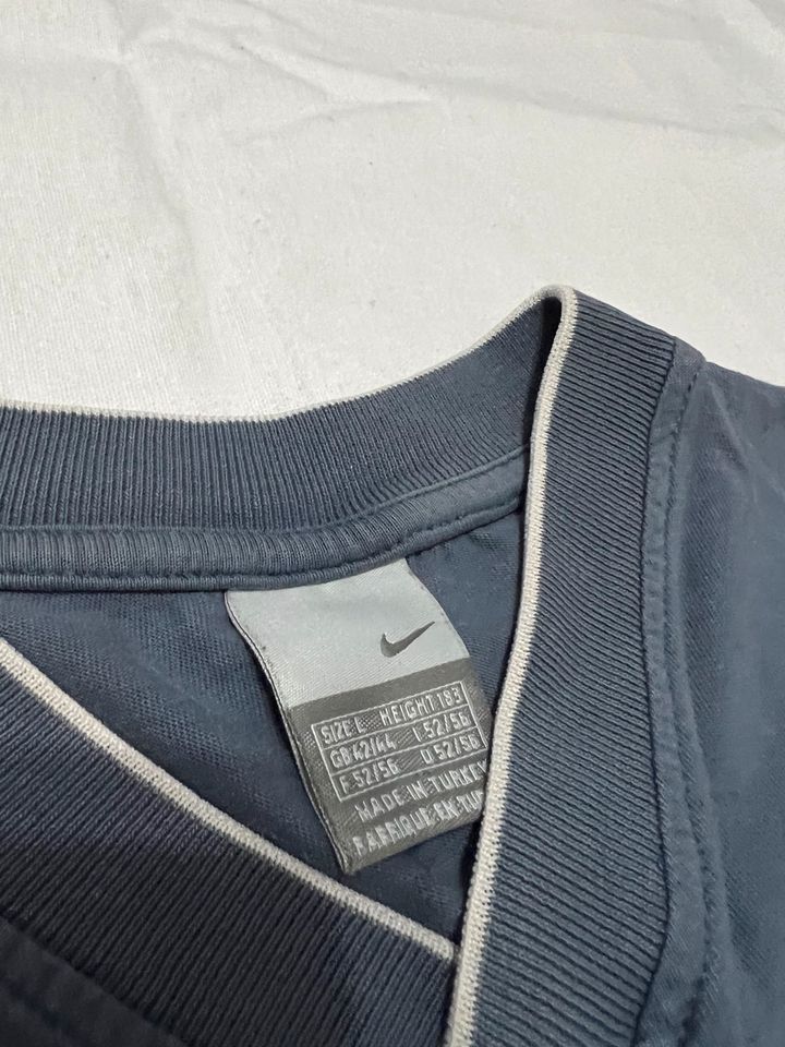 Vintage Nike T-Shirt V-Kragen Ausschnitt in Wiesbaden