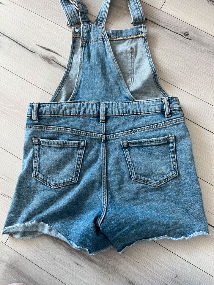 Latzhose Jeans Shorts 140 in Holzgerlingen