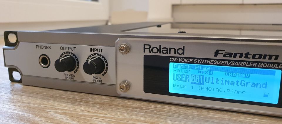 Roland Fantom XR Rack Synthesizer Display defekt in Ingolstadt