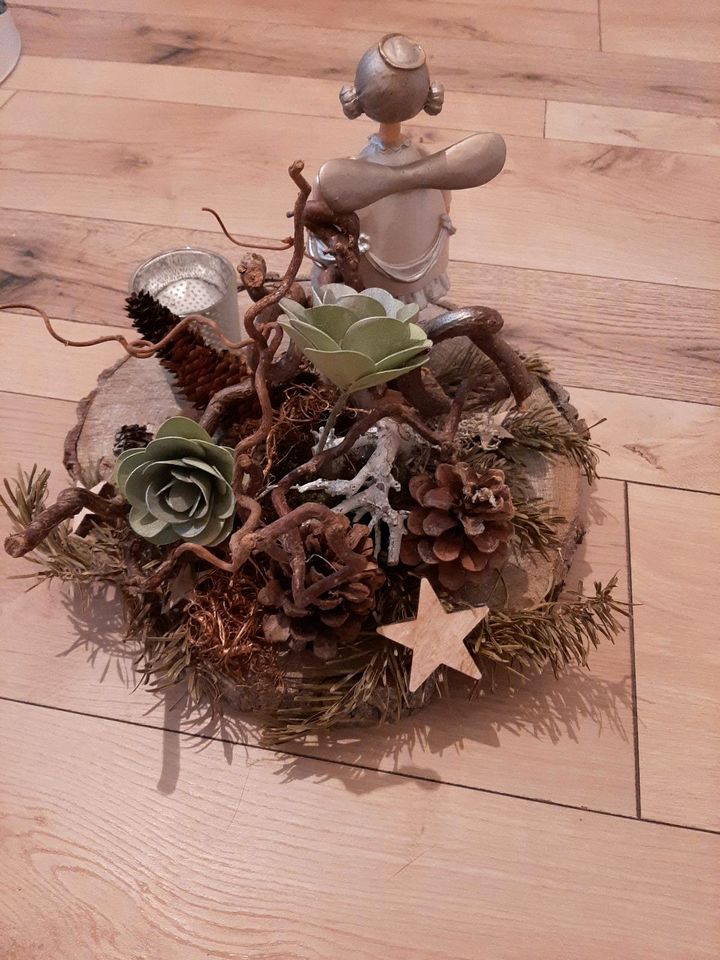 Deko, Weihnachtliches Tischgesteck Engel mit Holz in Kreuzau