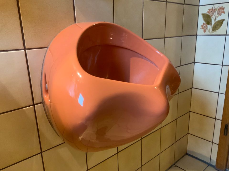 Urinal Retro Orange Karneol in Siegenburg