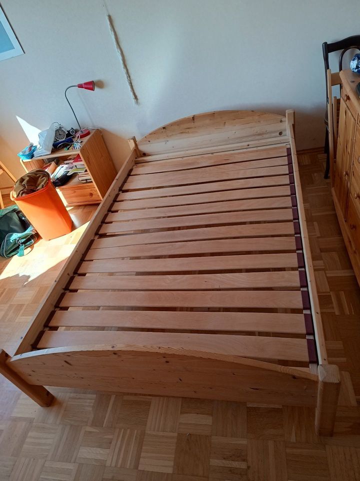 Massives Holz Bett 1,40m x 220m in Stolberg (Rhld)