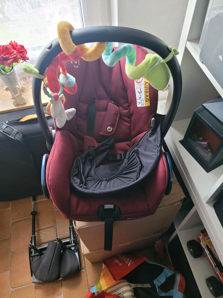 MAXI COSI mit neugeborenen Einsatz in Wanna