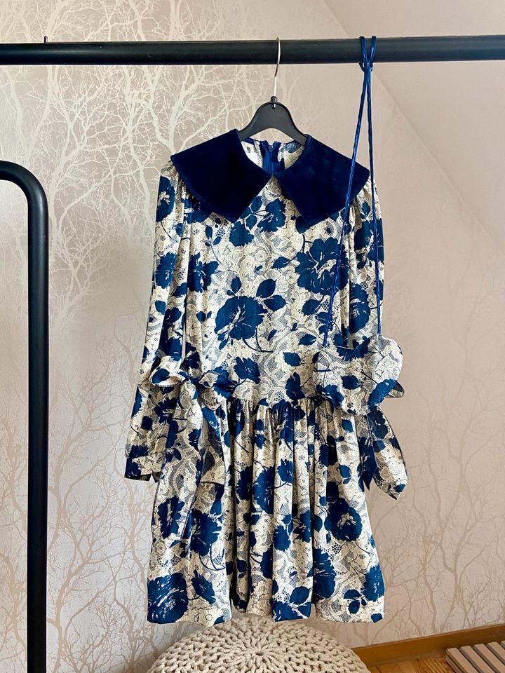 blau-weißes festliches Kleid für Mädchen (Größe 116) in Ensdorf