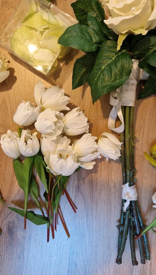 Stoffblumen Dekoblumen Hochzeit Deko Blütenblätter in Hückeswagen