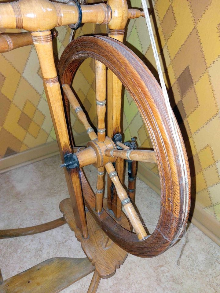 Großes antikes Spinnrad in Gifhorn