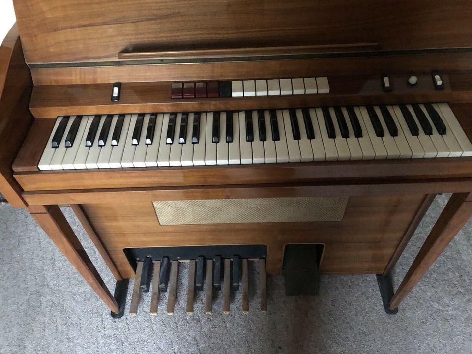 Altes Harmonium/Heimorgel, Fabr. FARFISA, Nussbaum Hochglanz in Kelsterbach