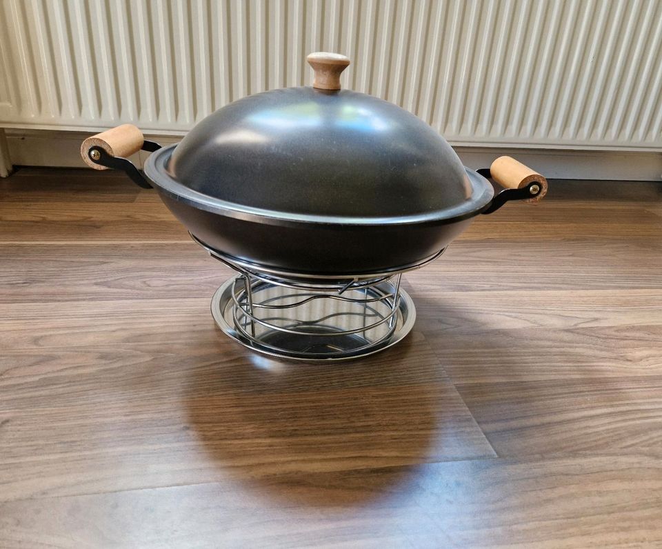 Wok mit Deckel und Zubehör schwarz Holzgriffe und Gestell in Berlin