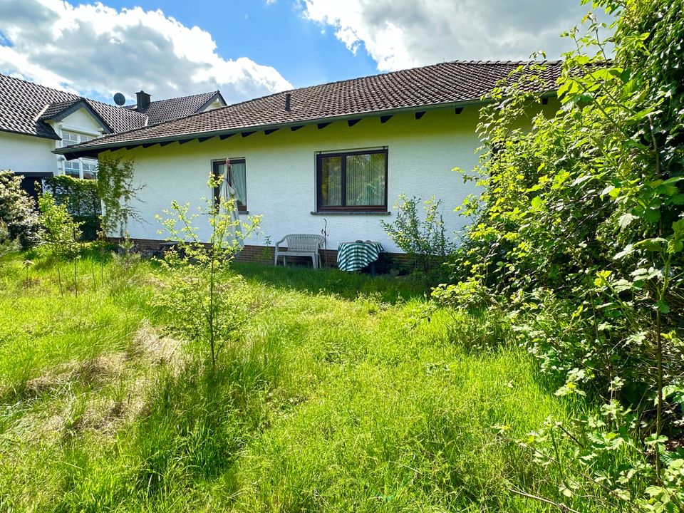 -Reserviert- Bungalow mit weitläufigem Grundstück, Sauna, Schwimmhalle und vier PKW-Stellplätze! in Rödermark