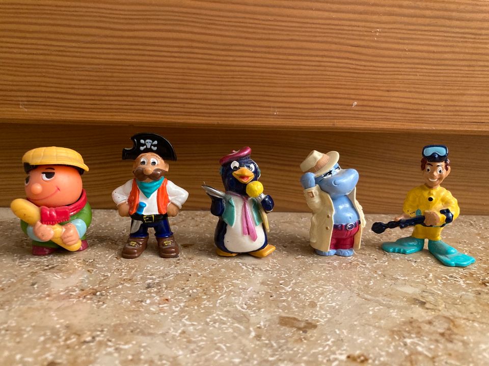 Ü-Ei Figuren Hippo, Pirat Pinguin Überraschungsei in Müllheim