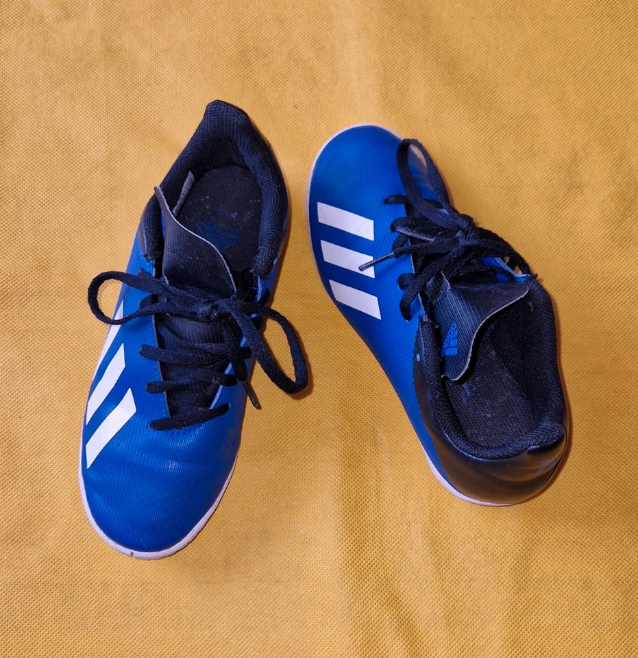 Blaue sportliche Adidas Fußballschuhe/ Hallenschuhe in Größe 35 in München