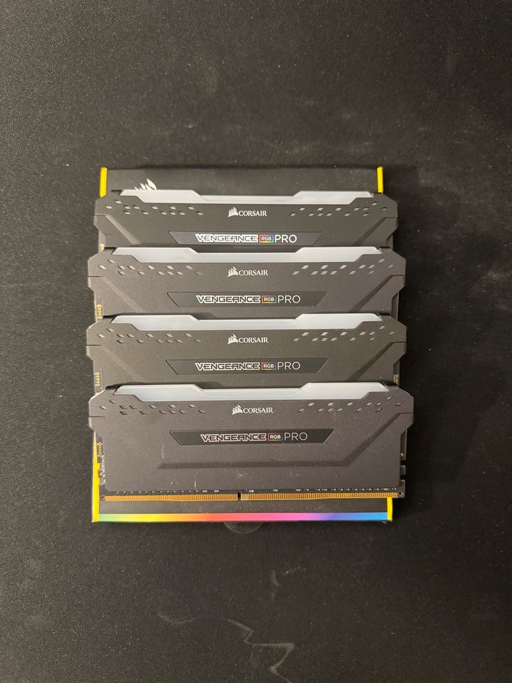 Corsair Vengeance RGB PRO 64GB Dual-kit DDR4-3600 CL 18-22-22-42 in Gaggenau