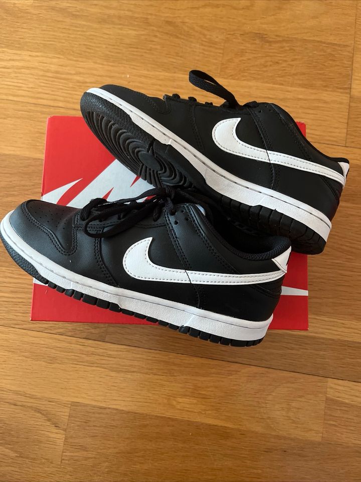 Nike Dunk Low GS Gr. 37,5 in Gifhorn