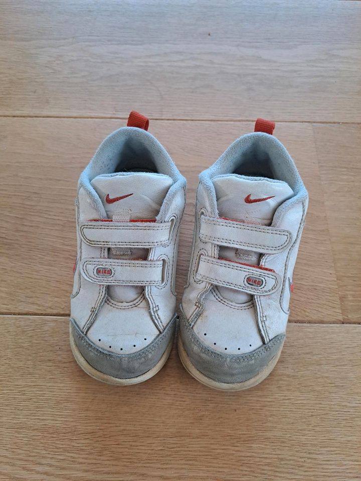 Turnschuhe Nike Größe 24 mit Klett in Wiehl