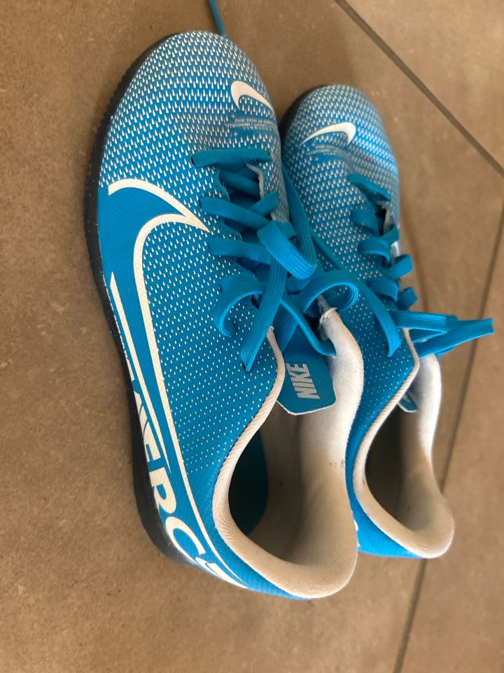 Fußballhallenschuhe Nike MERC 35,5 in Hankensbüttel