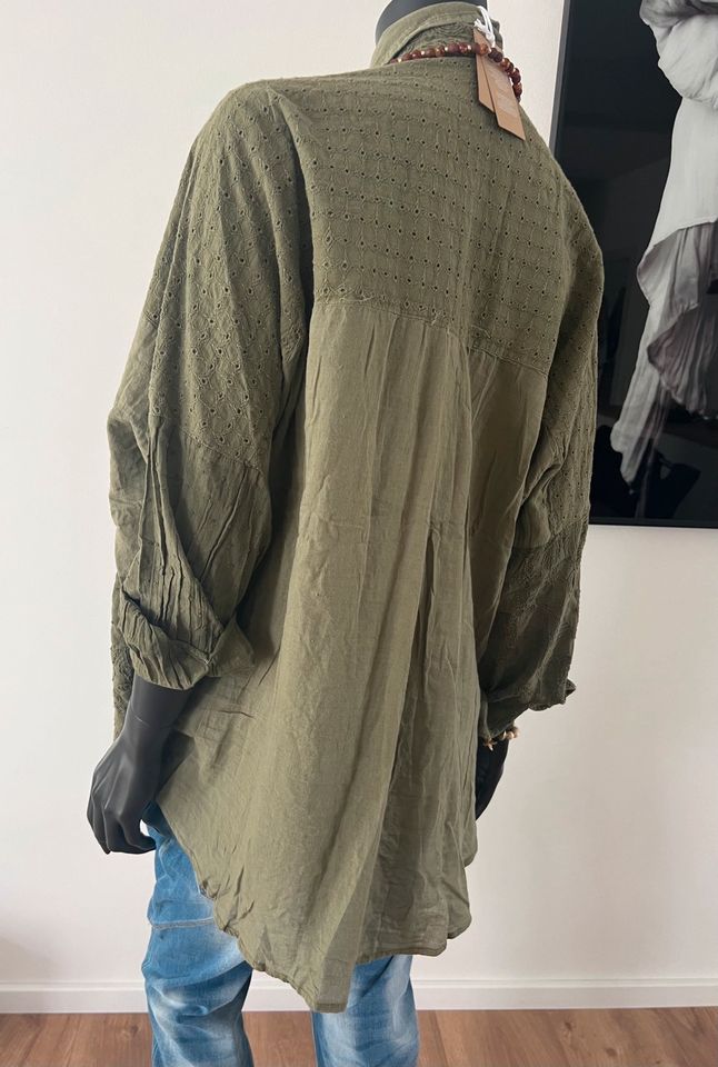 BLUSE HEMD MIT APPLIKATIONEN OLIVGRÜN BOUTIQUE IMPRESSI L/XL in Stuttgart