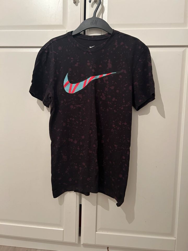 Nike T-Shirt in größe xs in Ahlen