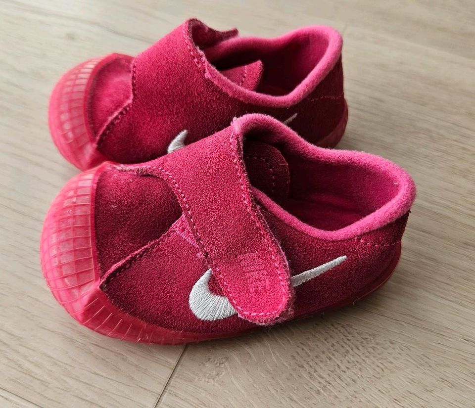 Baby Nike Schuhe erstes Laufen Laufversuche 6 - 12 Monate Gr 18,5 in Erzhausen