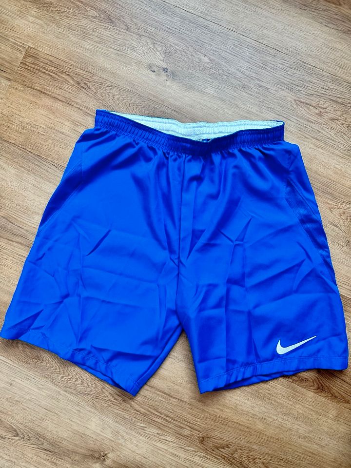 Hose Nike Shorts Sporthose kurz royal blau Größe M NEU in Wöllstein