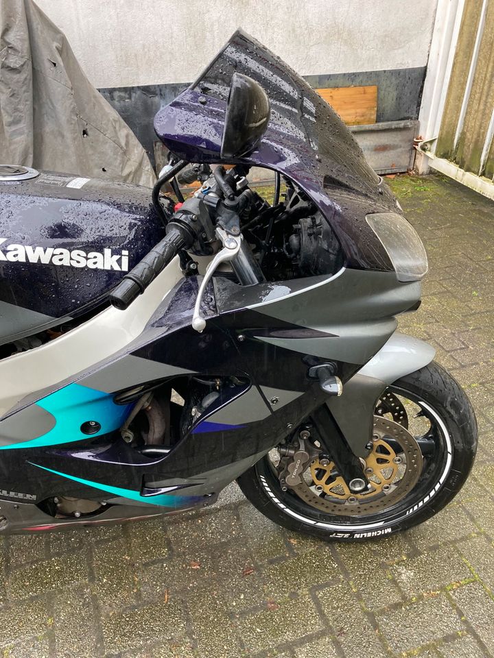 Kawasaki ZX9R-E-aus 4-2003 läuft und fährt mit 63000 Kilometern in Bochum