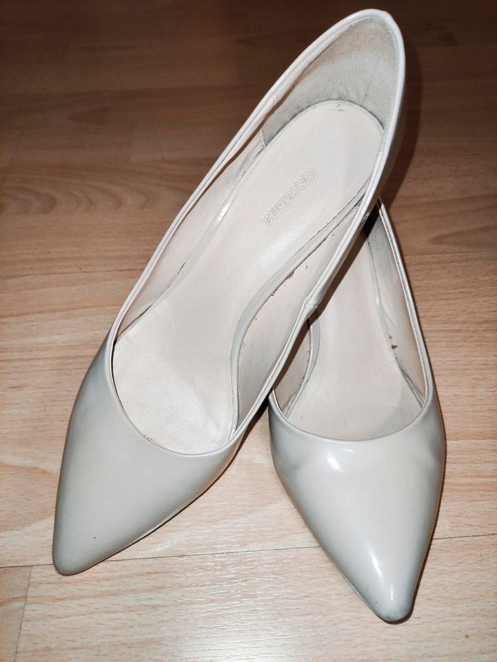 Pumps 39 Lackschuhe creme Absatz 6cm in Melle