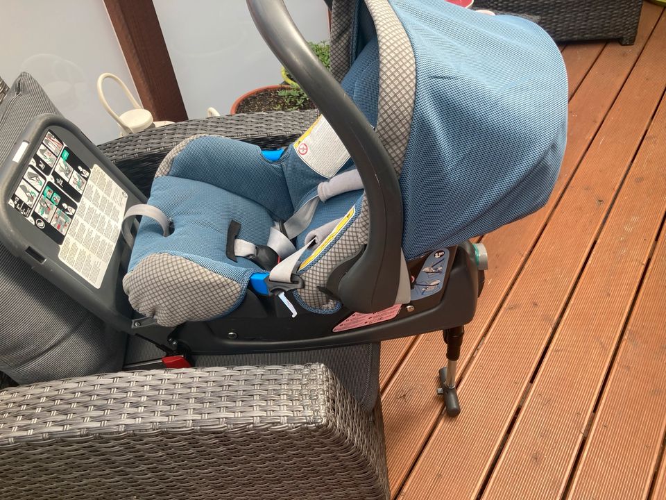 Babyschale Kindersitz fürs Auto mit Isofix in Bühne