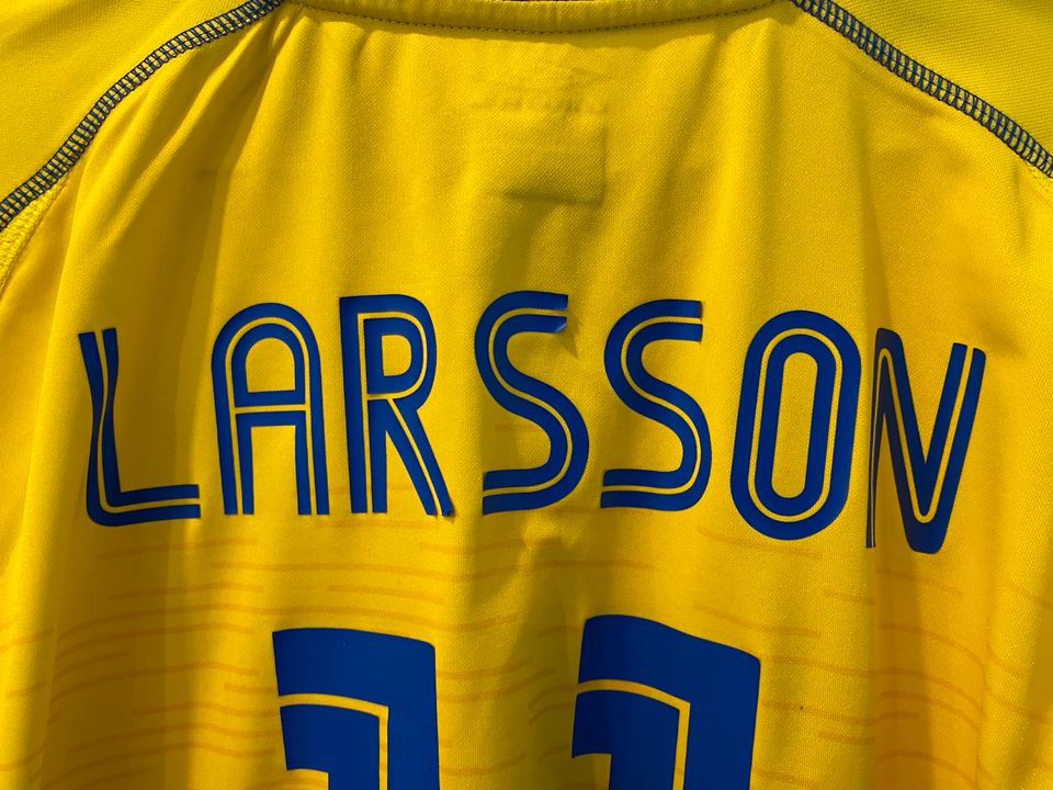 Hendrik Larsson Authentic Schweden Sverige Umbro Trikot in Langenfeld