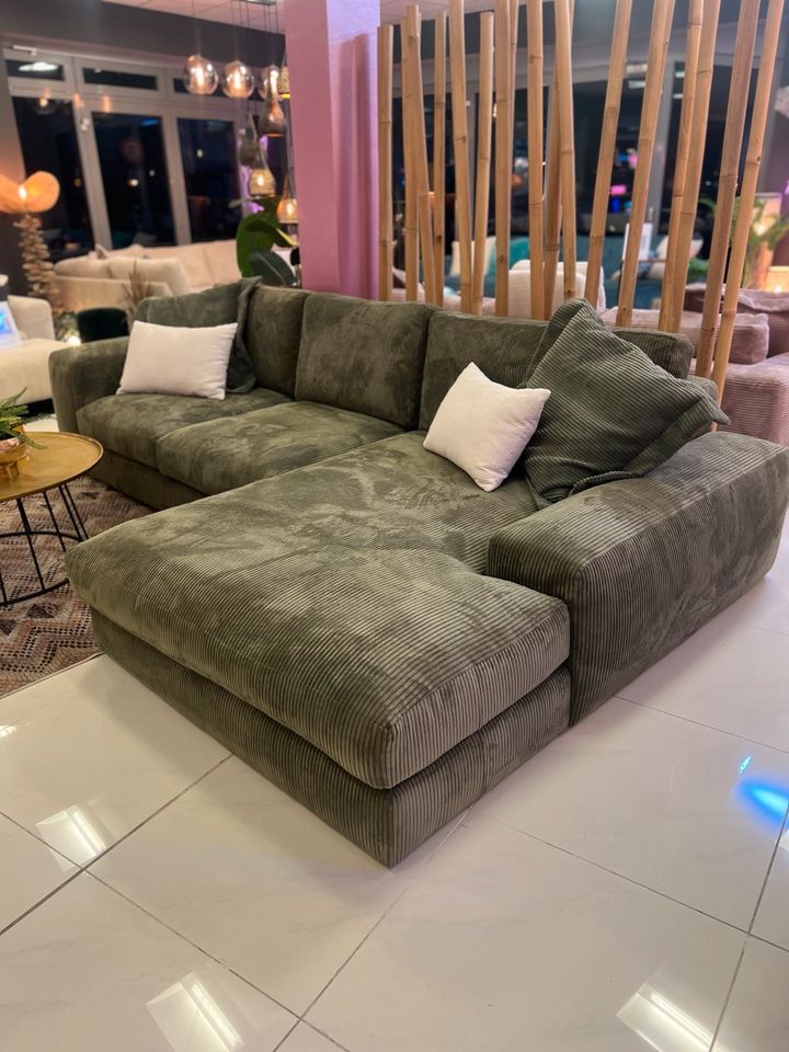 Ecksofa Yimmy - 322x195 cm - Breitcord Oliv in Bocholt