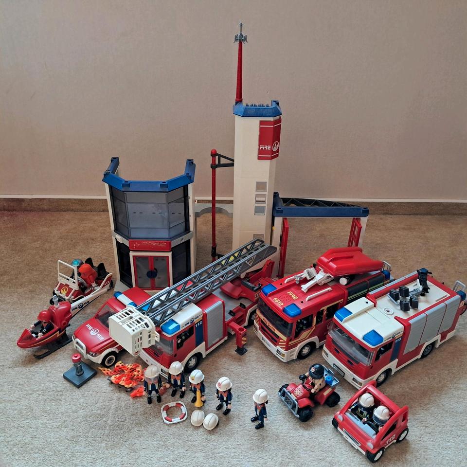 Playmobil Feuerwehr Station und Fahrzeuge in Rengsdorf