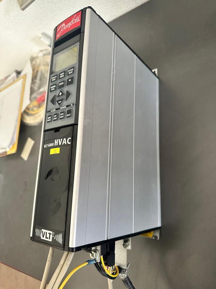 Danfoss Frequenzumrichter VLT6002HT 4B20STR3DLF00A00C0 2,2kVA in Rüsselsheim