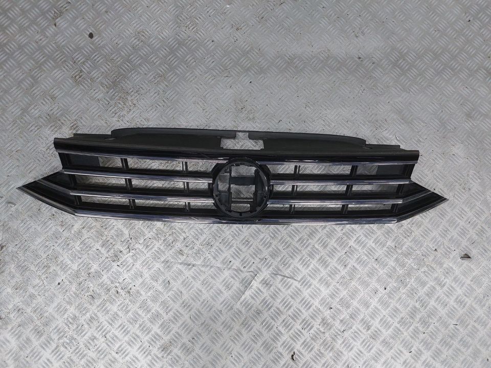 VW Passat B8 Grill Kühlergrill Kühlergitter schwarz 3G0853651BL M in Radeberg