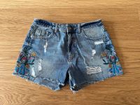 Destroyed Jeans Shorts mit Blumenstickerei von Zara Niedersachsen - Wunstorf Vorschau