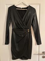 GUESS® Elegantes schwarzes Kunstleder-Kleid mit Wickeloptik [S] Niedersachsen - Wedemark Vorschau