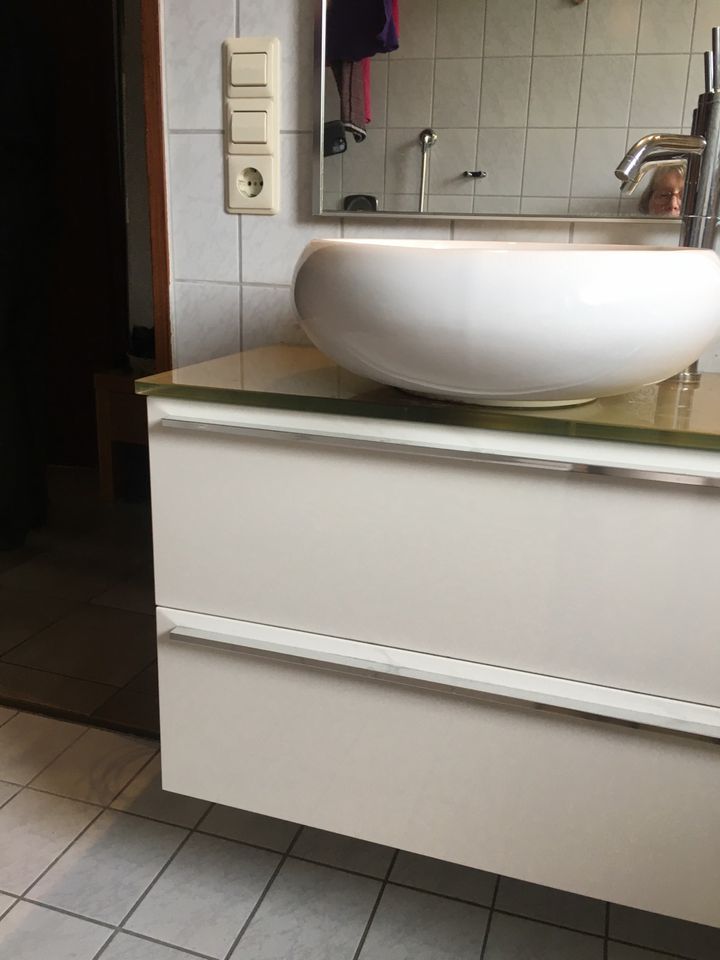 Badezimmer Ausstattung mit großen Spiegel in Stuttgart