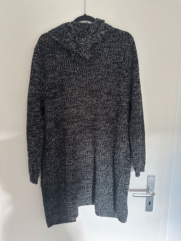 Frauen Strickjacke mit Kapuze in Bonn