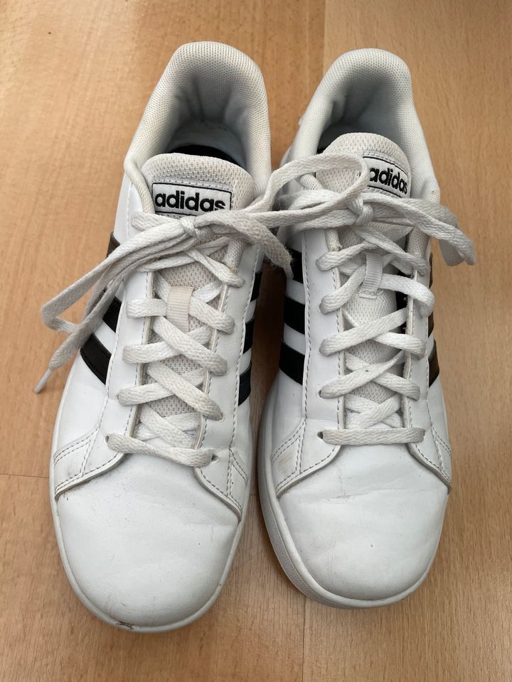 Adidas Sneaker Jungen in Filderstadt