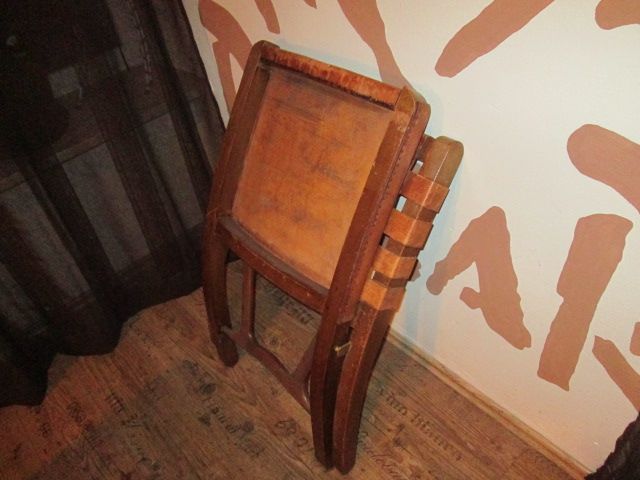 Ledertisch Klappstuhl Chair geprägtes Leder Vintage Chouchtisch in Klosterlechfeld