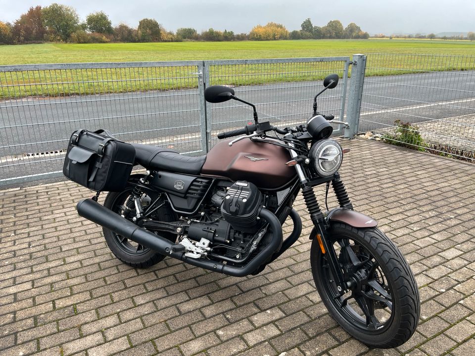 Moto Guzzi V7 Stone mit Night Pack Farbe Bronze A2 48 PS gedross. in Dörfles-Esbach