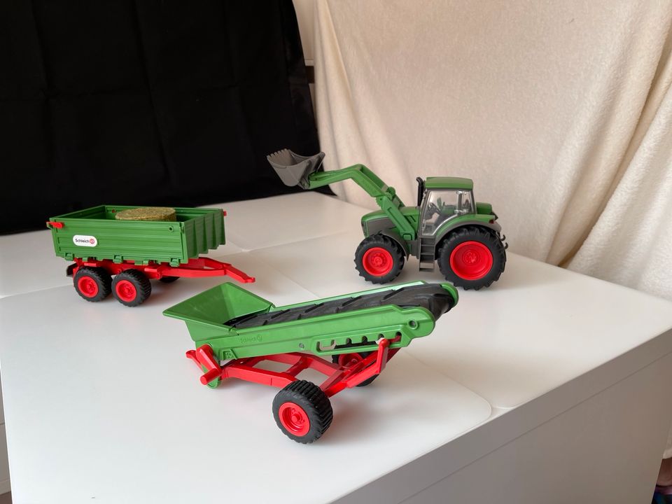 Schleich Farm World Traktor mit Anhänger und Förderband in Hartha