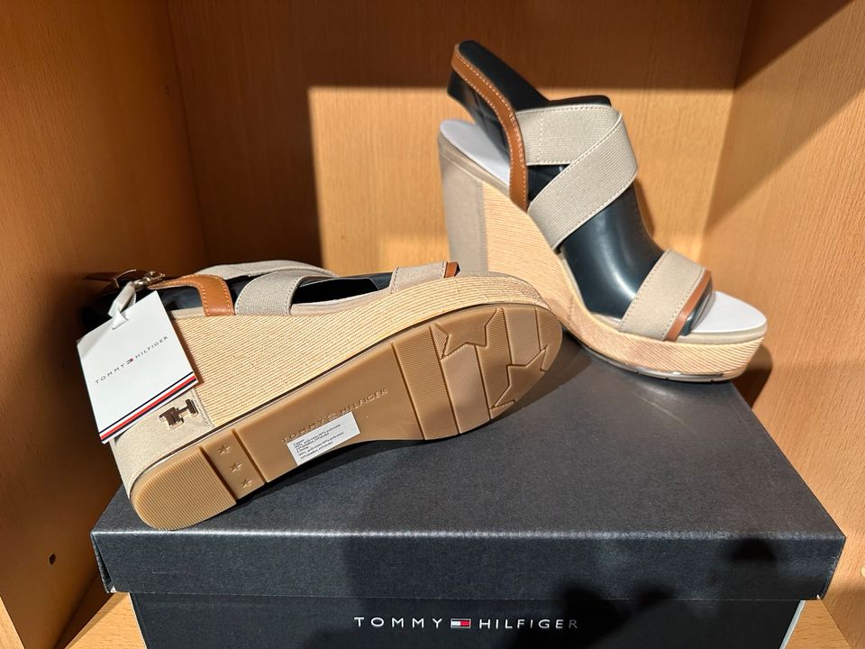 Tommy Hilfiger High Heels Keilabsatz Sandaletten 39 in Gaggenau