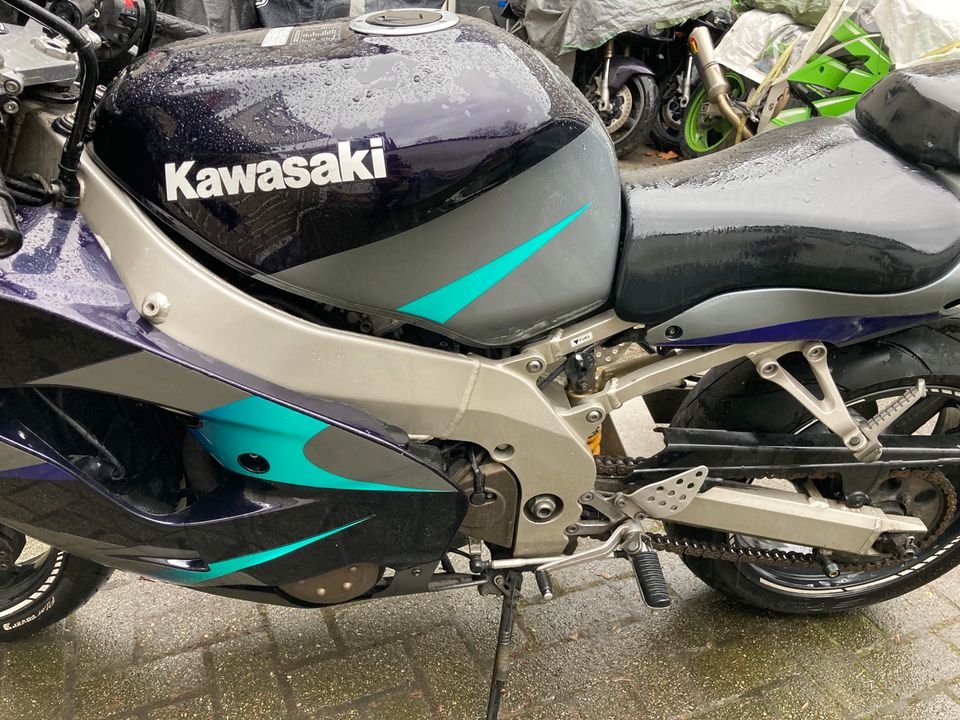 Kawasaki ZX9R-E-aus 4-2003 läuft und fährt mit 63000 Kilometern in Bochum