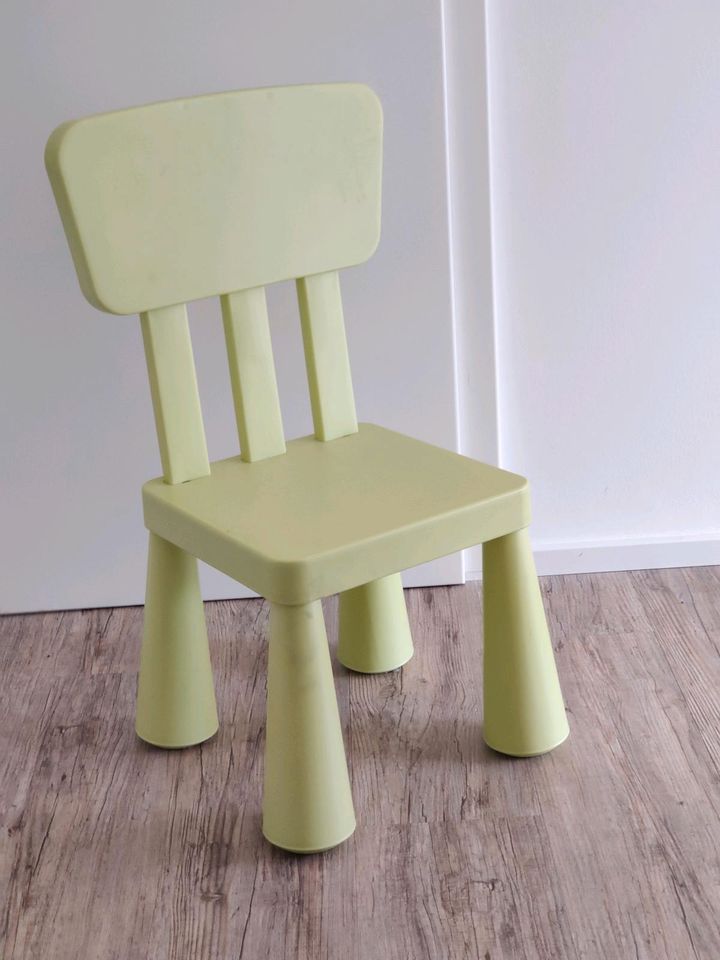 Kindertisch mit Stuhl zu verschenken in Hoisdorf 