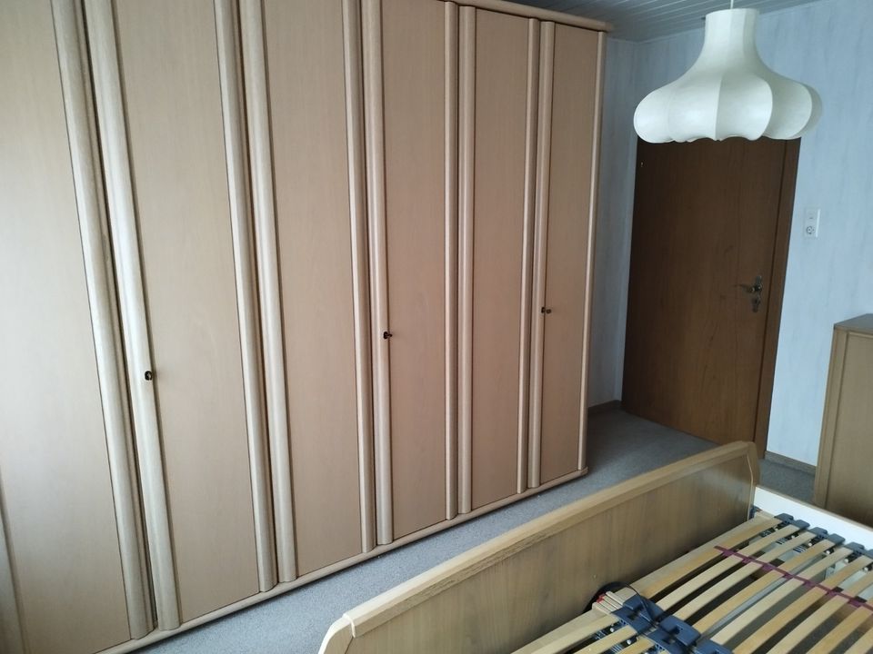 Komplettes Schlafzimmer, Bett, Schrank, Kommode, Lattenrost in Westoverledingen